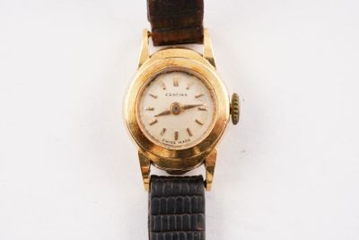 une montre-bracelet en or avec un bracelet noir