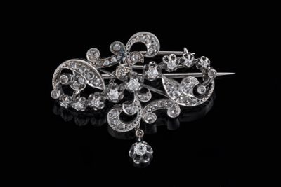 Broche volutes en argent (800 millièmes) et or gris (750 mil…