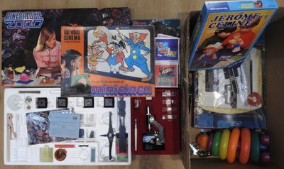 une boîte remplie de jouets et d'autres objets qui s'y trouvent