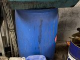 une poubelle bleue posée à côté d'une poubelle bleue