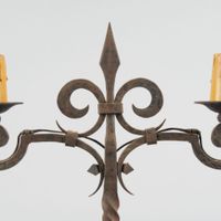 Paire de candélabres tripode à deux lumières en fer à décor … (photo 3)