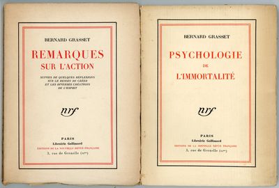 un livre ouvert dont les deux pages sont visibles à l'avant et à l'arrière