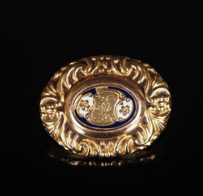 gros plan d'une bague en or avec une pierre bleue au centre