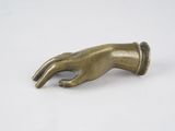 figurine en laiton représentant la main d'une femme portant une bague