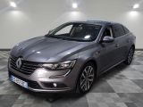 la voiture grise est garée sur un carrelage à carreaux