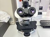 un microscope posé sur une table