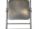 une chaise pliante en métal avec une assise en métal sur fond blanc