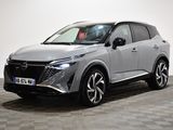 Le nouveau SUV Nissan C-HR est garé sur un sol à damier.