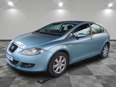 la photo d'une voiture bleue garée dans un garage
