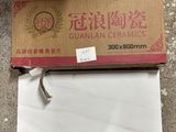 une boîte ouverte d'argile chinoise posée sur une table