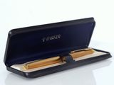 un étui noir contenant un stylo, posé sur une surface blanche