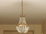 un lustre suspendu au plafond dans un couloir