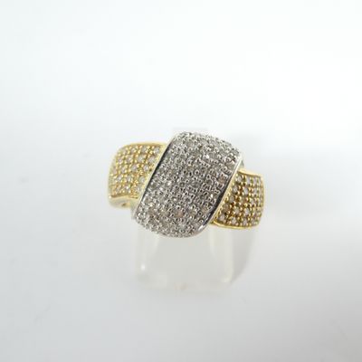 une bague en or jaune et blanc sertie de deux rangées de diamants