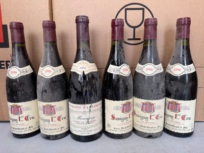 six bouteilles de vin sont alignées en rang devant une boîte en carton