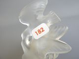 une figurine en verre représentant une femme tenant un oiseau