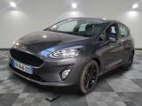 La nouvelle Ford Fiesta est garée dans le showroom.