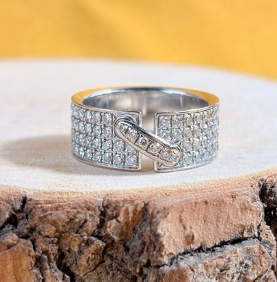 bague en argent sterling ornée de zircons cubiques posés sur un morceau de bois