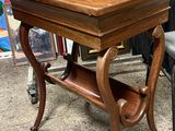une petite table en bois avec une chaise à côté