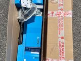 une boîte en carton contenant plusieurs boîtes bleues