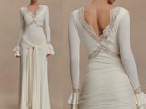 deux photos d'une femme en robe blanche à manches longues