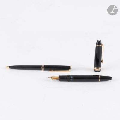 deux stylos à plume noirs et dorés posés l'un à côté de l'autre sur une surface blanche