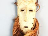 un masque blanc avec de longs cheveux sur un fond blanc