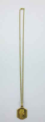 un collier en or orné d'une image représentant une femme