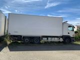 un gros camion blanc garé sur un parking