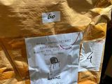 un sac de provisions posé sur une table