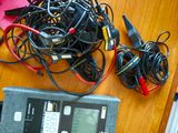 un tas de fils posés sur une table à côté d'une calculatrice