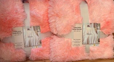 Plusieurs oursons roses sont exposés dans un magasin