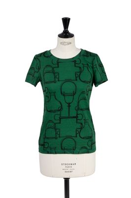 un t-shirt vert orné d'un motif noir et blanc