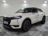 l'avant d'un SUV blanc garé sur un sol à damier