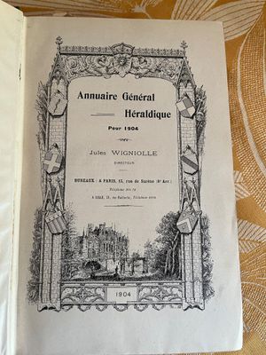 un vieux livre dans lequel figure l'image d'un château