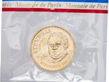 un gros plan d'une pièce de monnaie dans un sachet en plastique sur fond blanc