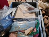 deux bacs remplis d'objets divers posés sur une table