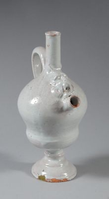 un vase blanc posé sur une table