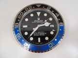 une montre Rolex dotée d'une lunette bleue