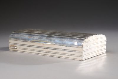 une boîte ancienne en argent avec un couvercle, posée sur une surface blanche