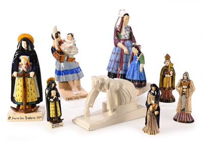 de nombreuses figurines de personnes qui se tiennent ensemble