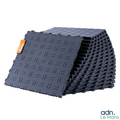 une pile de carreaux noirs sur laquelle est accrochée une étiquette