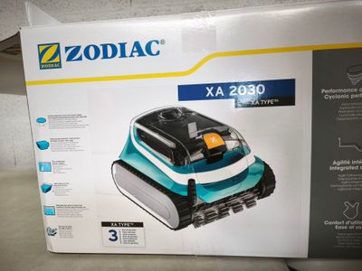 Le carton d'un aspirateur robot est posé sur le plan de travail.