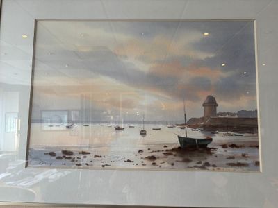 une image d'un tableau représentant un bateau dans l'eau