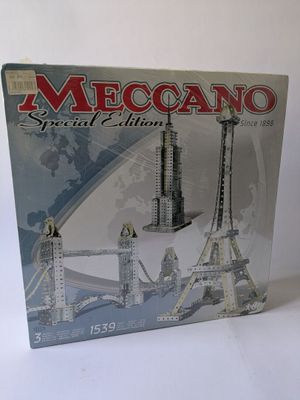 la boîte de meccano special edition avec une maquette de la tour eiffel