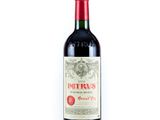 une bouteille de vin rouge sur fond blanc, avec un bouchon rouge