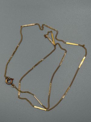 collier plaqué or avec une longue chaîne et un fermoir