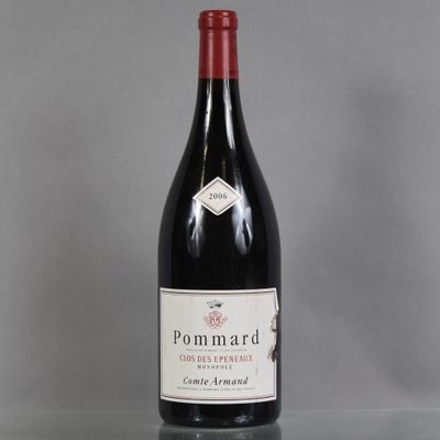 une bouteille de vin posée sur une table