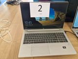 deux ordinateurs portables posés sur une table