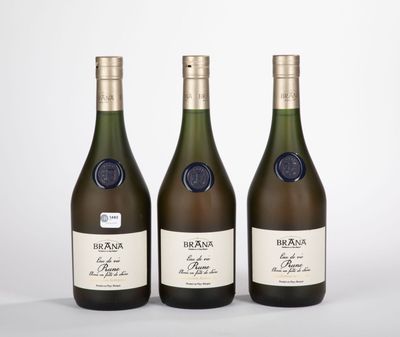 trois bouteilles de vin posées l'une à côté de l'autre sur une table
