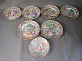 six assiettes à motifs différents posées sur une table